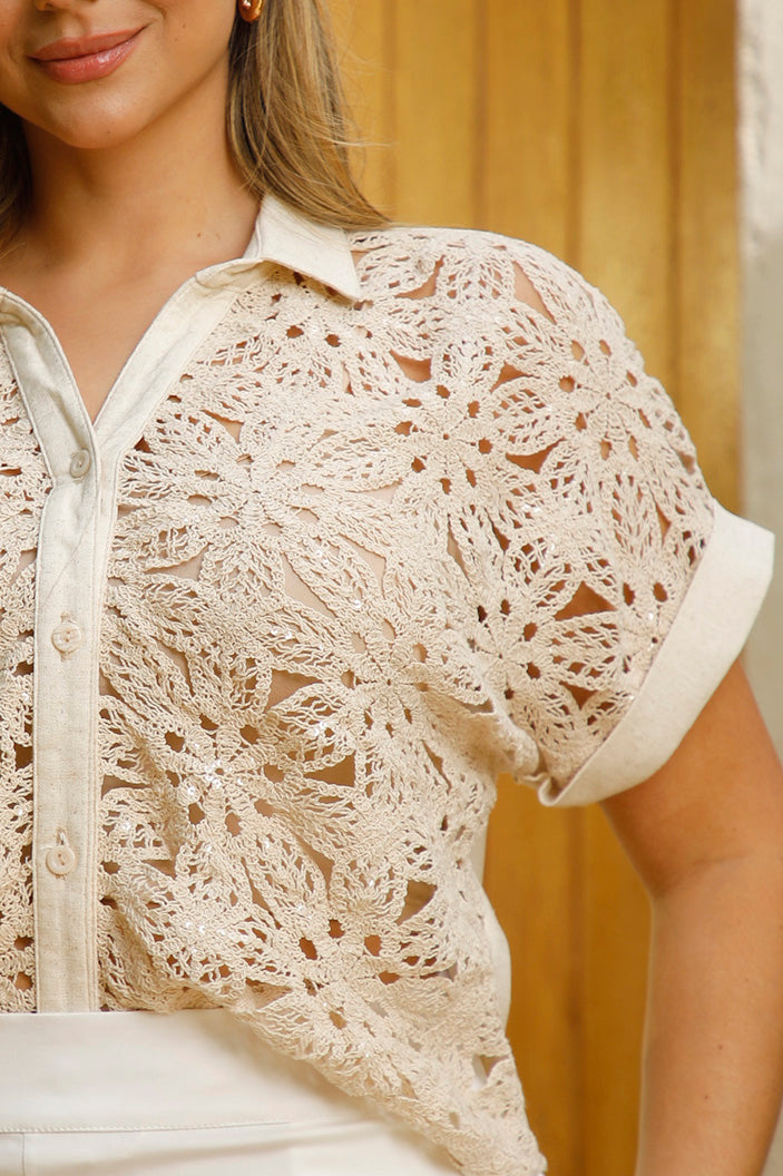 Blusa DP21055 para mujer en tejido de crochet con diseño floral dyaboo color beige 4