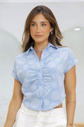 Blusa manga corta DF21239 silueta ajustada con estampado para mujer elaborada en chalís dyaboo azul