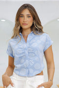 Blusa manga corta DF21239 silueta ajustada con estampado para mujer elaborada en chalís dyaboo azul 2
