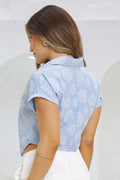 Blusa manga corta DF21239 silueta ajustada con estampado para mujer elaborada en chalís dyaboo azul 3