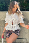 Blusa manga corta manga globo DF02237 elaborada en ojalillo para mujer dyaboo crudo