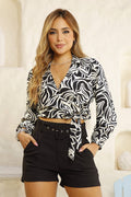Blusa manga larga DF01759 estampada silueta semi ajustada para mujer. Elaborada en poliéster. Dyaboo negro 1