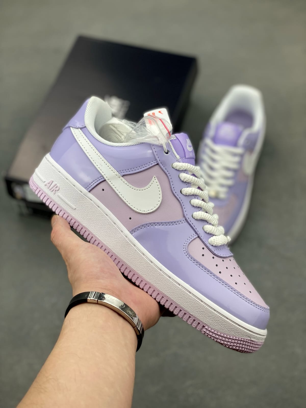 Tenis Nike estilo Air Force de color lila con detalles blancos.