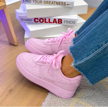Tenis Nike de estilo urbano en color rosa con textura y suela tonal.