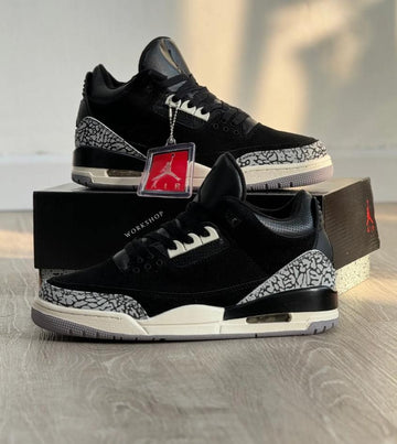 Tenis Jordan negro con estampado gris, fotografía original de Checho