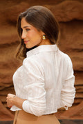 Camisa DF21270 manga larga silueta semiajustada para mujer. Elaborada en chalis con grabado en ojalillo dyaboo color crudo
