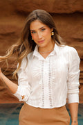Camisa DF21270 manga larga silueta semiajustada para mujer. Elaborada en chalis con grabado en ojalillo dyaboo color crudo 2