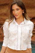 Camisa DF21270 manga larga silueta semiajustada para mujer. Elaborada en chalis con grabado en ojalillo dyaboo color crudo 3