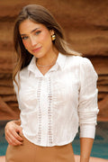 Camisa DF21270 manga larga silueta semiajustada para mujer. Elaborada en chalis con grabado en ojalillo dyaboo color crudo 4
