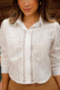 Camisa DF21270 manga larga silueta semiajustada para mujer. Elaborada en chalis con grabado en ojalillo dyaboo color crudo 5