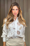 Camisa DF21302 para mujer manga larga con detalles en encaje y bordados calados dyaboo crudo 3