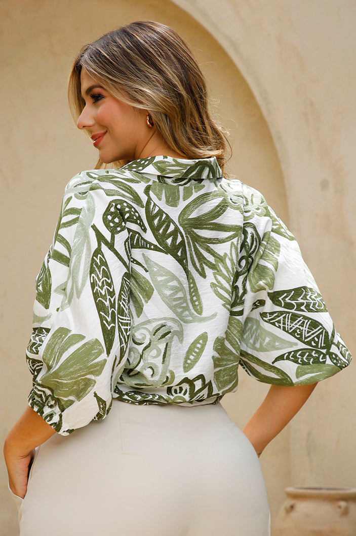 Camisa DP21066 de manga 3/4 con estampado tropical en tonos verdes dyaboo color verde