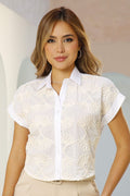 Camisera DF21262 silueta semi ajustada para mujer elaborada en chalis con grabados en tejido dyaboo crudo 1
