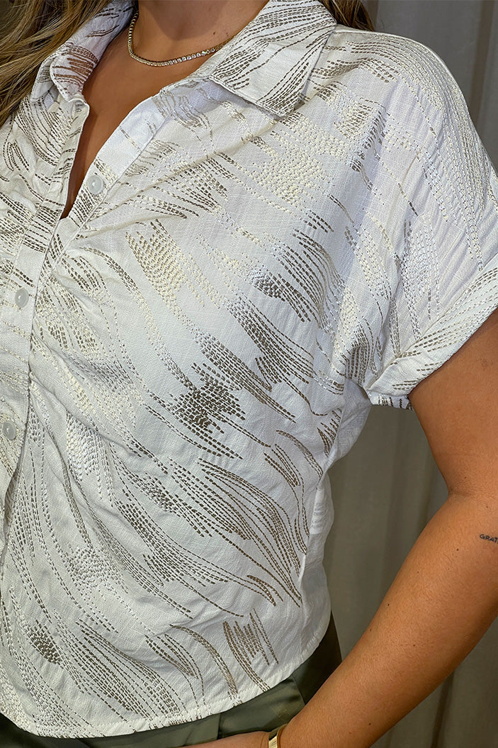 Camisera DP21052 larga para mujer. Elaborada en chalis con grabado dyaboo color crudo