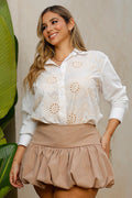 Camisera DP21059 para mujer, silueta amplia, elaborada en chalis con bordado dyaboo color crudo 2