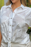 Camisera DP21061 para mujer  con bordado de hojas en relieve y diseño anudado al frente dyaboo color crudo 1