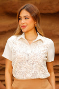 Camiseta DF02383 para mujer con elegante diseño de encaje floral sobrepuesta al frente dyaboo color beige 3