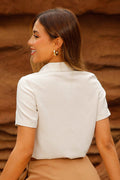 Camiseta DF02383 para mujer con elegante diseño de encaje floral sobrepuesta al frente dyaboo color beige