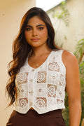 Chaleco DF04032 para mujer, silueta semi ajustada, elaborado en poliéster con ojalillo dyaboo color crudo 1