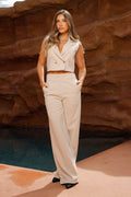 Conjunto DF14166 para mujer chaleco crop con solapa y doble botonadura dorada dyaboo color beige 1