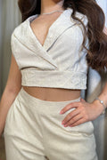 Conjunto DF14172 está compuesto por un top sin mangas estilo cruzado dyaboo color beige