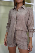 Conjunto DF14233 short y camisa, elaborado en tela lino para mujer dyaboo camel