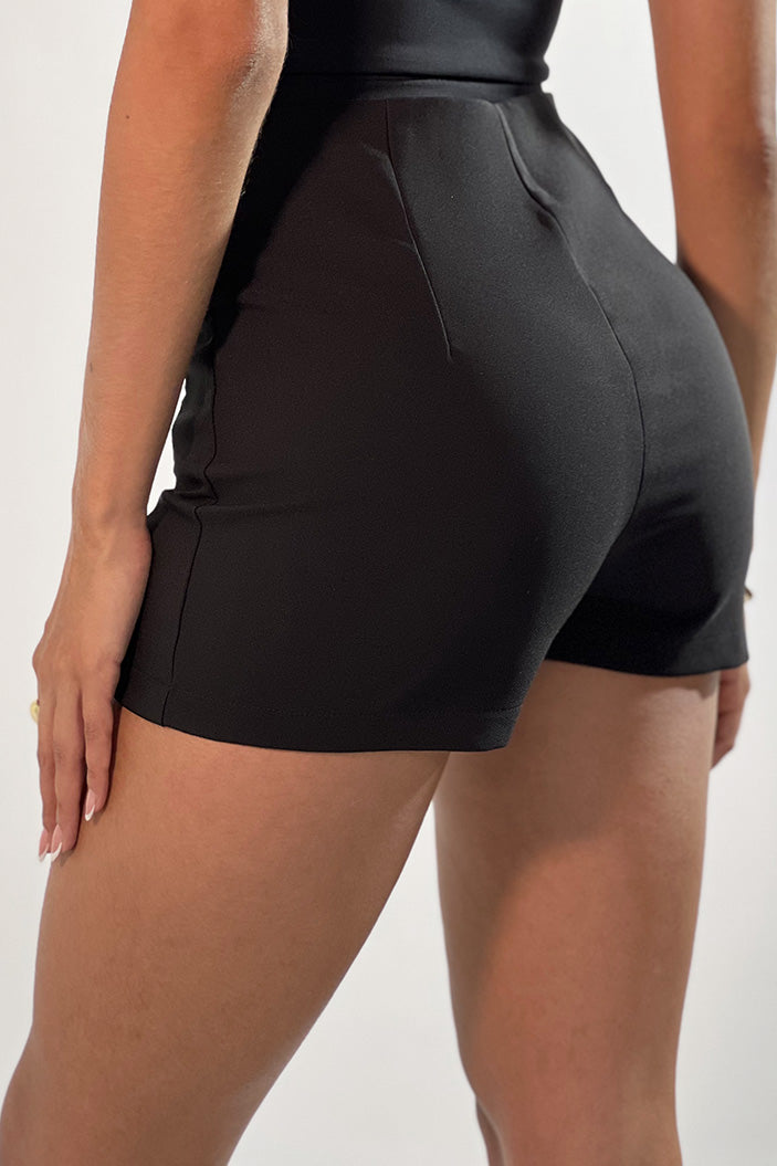 Falda-Short 1820028 con cierre lateral silueta ajustada para mujer. Elaborada en poliéster spandex dyaboo color negro