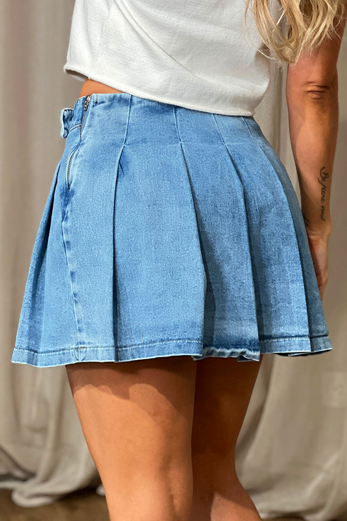 Falda DF07115 corta para mujer  de mezclilla con pliegues marcados dyaboo color azul 2