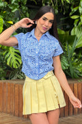 Falda short DF08089 para mujer con diseño plisado y cinturilla ancha con hebilla metálica dyaboo color amarillo
