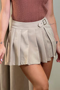 Falda short DF08089 para mujer con diseño plisado y cinturilla ancha con hebilla metálica dyaboo color camel
