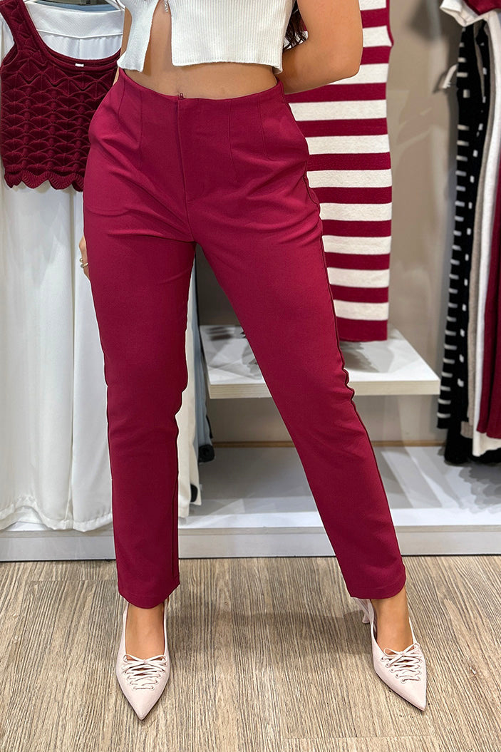 Pantalón DF06030 clásico silueta ajustada para mujer. Elaborado en poliéster dyaboo color vinotinto