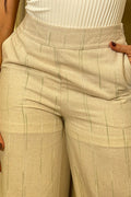 Pantalón DF06117 con bordados en rayas silueta suelta para mujer elaborado en lino dyaboo color camel
