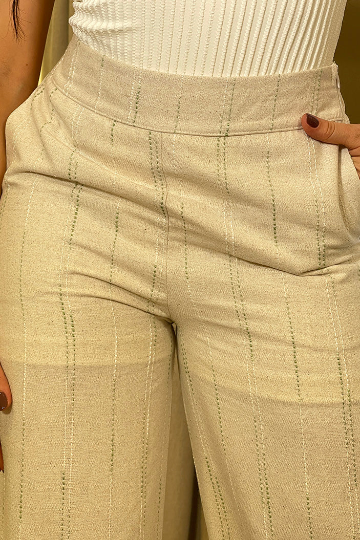 Pantalón DF06117 con bordados en rayas silueta suelta para mujer elaborado en lino dyaboo color camel