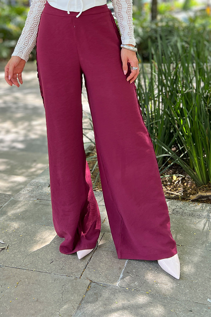 Pantalón Pantalón DF06120 de pierna ancha con detalle de encaje calado lateral dyaboo color moca