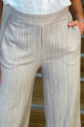 Pantalón DF06130 para mujer de tiro alto , confeccionado en una tela ligera con textura acanalada dyaboo color camel