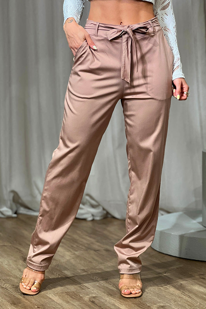 Pantalón DF06131 para mujer satinado  con pretina ajustable y lazo decorativo al frente dyaboo color camel 1