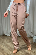 Pantalón DF06131 para mujer satinado  con pretina ajustable y lazo decorativo al frente dyaboo color camel 2