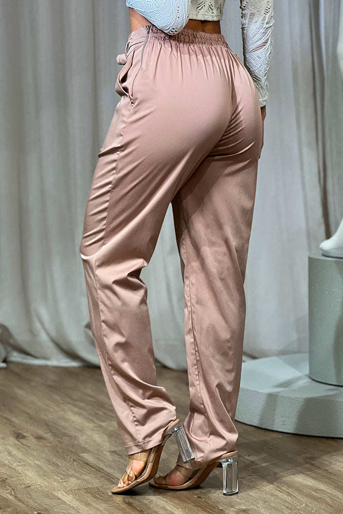 Pantalón DF06131 para mujer satinado  con pretina ajustable y lazo decorativo al frente dyaboo color camel 3