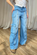 Pantalón K10729DA cargo de mezclilla en tono azul claro con detalles de costuras marcadas en contraste al frente dyaboo color azul