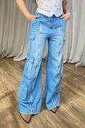 Pantalón K10729DA cargo de mezclilla en tono azul claro con detalles de costuras marcadas en contraste al frente dyaboo color azul 3