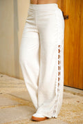 Pantalón Pantalón DF06120 de pierna ancha con detalle de encaje calado lateral dyaboo color crudo 1