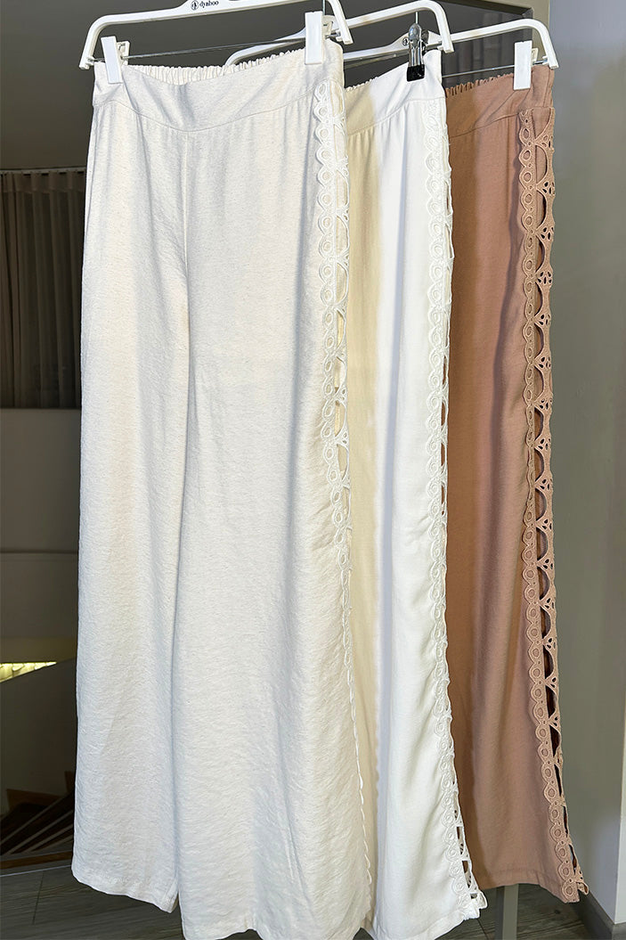 Pantalón Pantalón DF06120 de pierna ancha con detalle de encaje calado lateral dyaboo color crudo 6