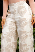 Pantalon DF06146 con grabado, elaborado en poliéster para mujer dyaboo camel