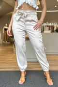 Pantalon tipo cargo en satin enresortado para mujer DF06015  beige