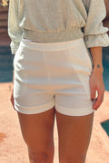 Short DF08131 pare mujer tiro alto con bolsillos laterales y dobladillo en ruedo dyaboo color crudo