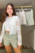 Short DF08143 para mujer con bordados dyaboo color verde oliva