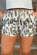 Short DF08149 para mujer tiro alto destaca por su original estampado con formas abstractas dyaboo color negro 3
