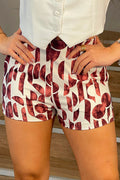 Short DF08149 para mujer tiro alto destaca por su original estampado con formas abstractas dyaboo color vinotinto
