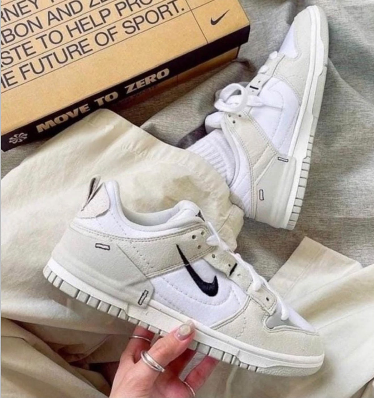 Tenis NIKE mujer blanco con detalles grises WALÁ