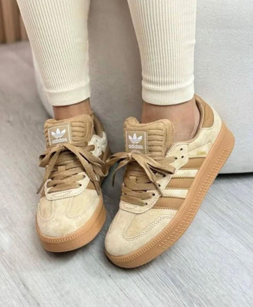 Tenis ADIDAS mujer beige y caramelo WALÁ